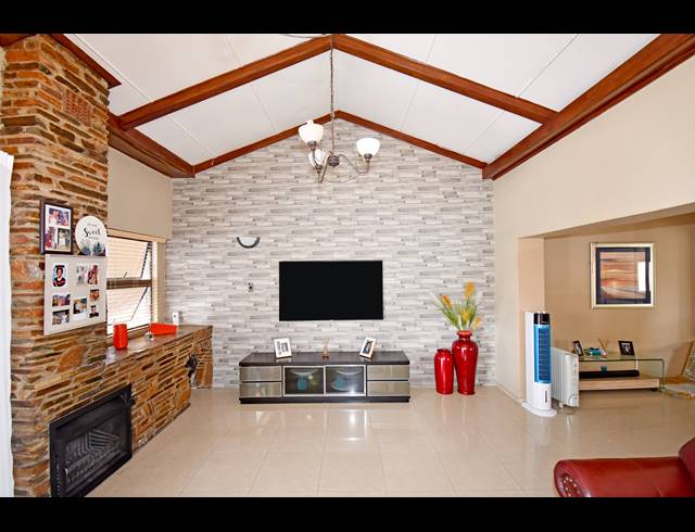 3 BEDROOM HOUSE FOR SALE IN BRAMLEY